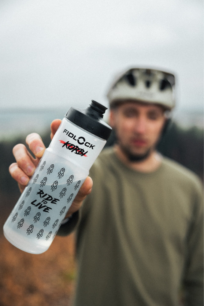 Korbi Engstler mit Fidlock x Korbisquad Trinkflasche für ein Enduro Bike