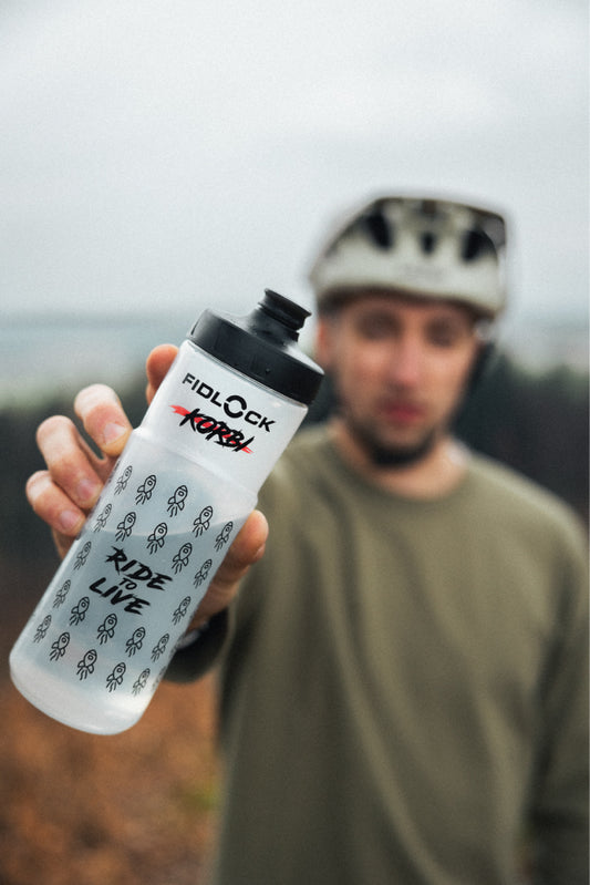 Korbi Engstler mit Fidlock x Korbisquad Trinkflasche für ein Enduro Bike