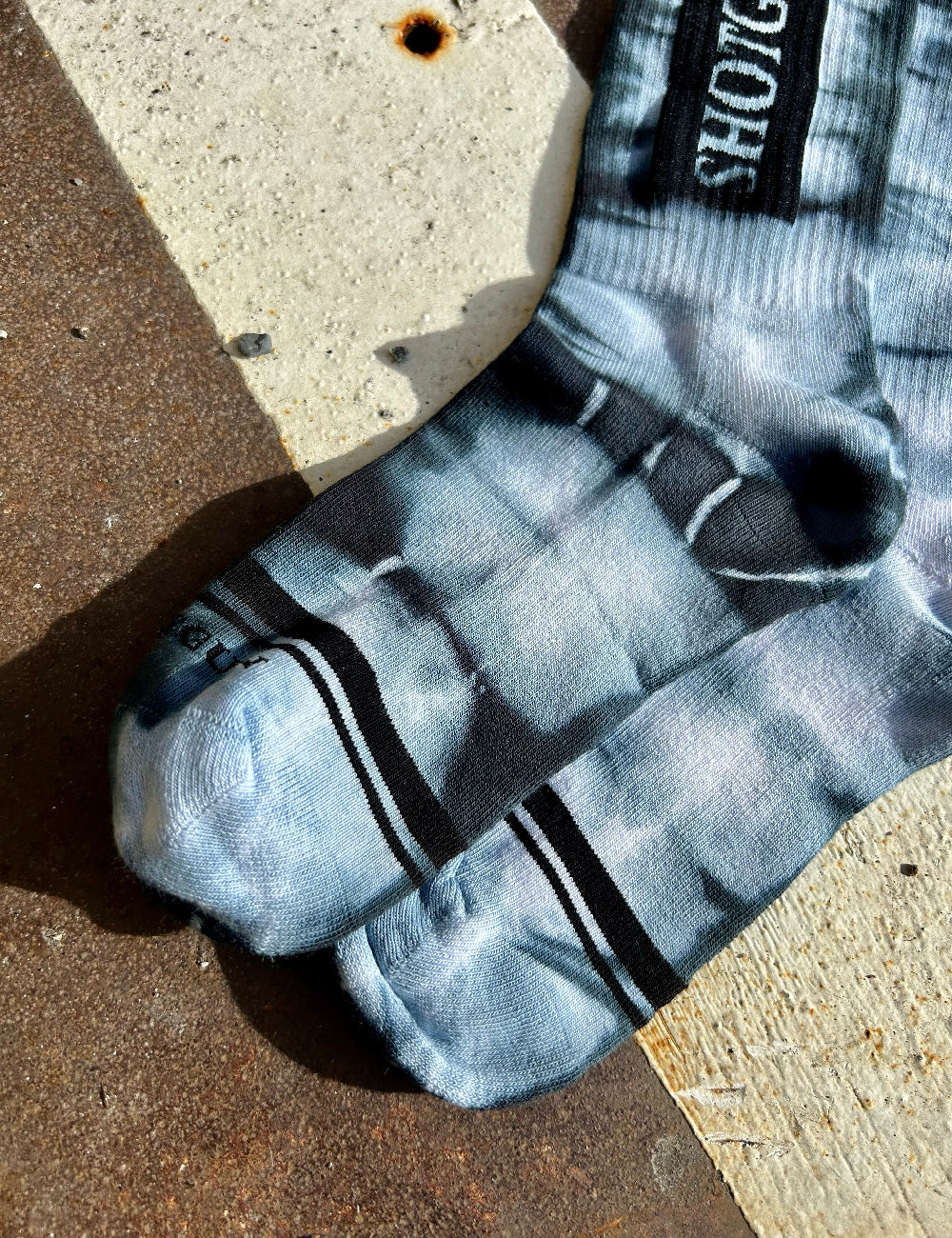 Shotgun Batik Socken | Block Logo