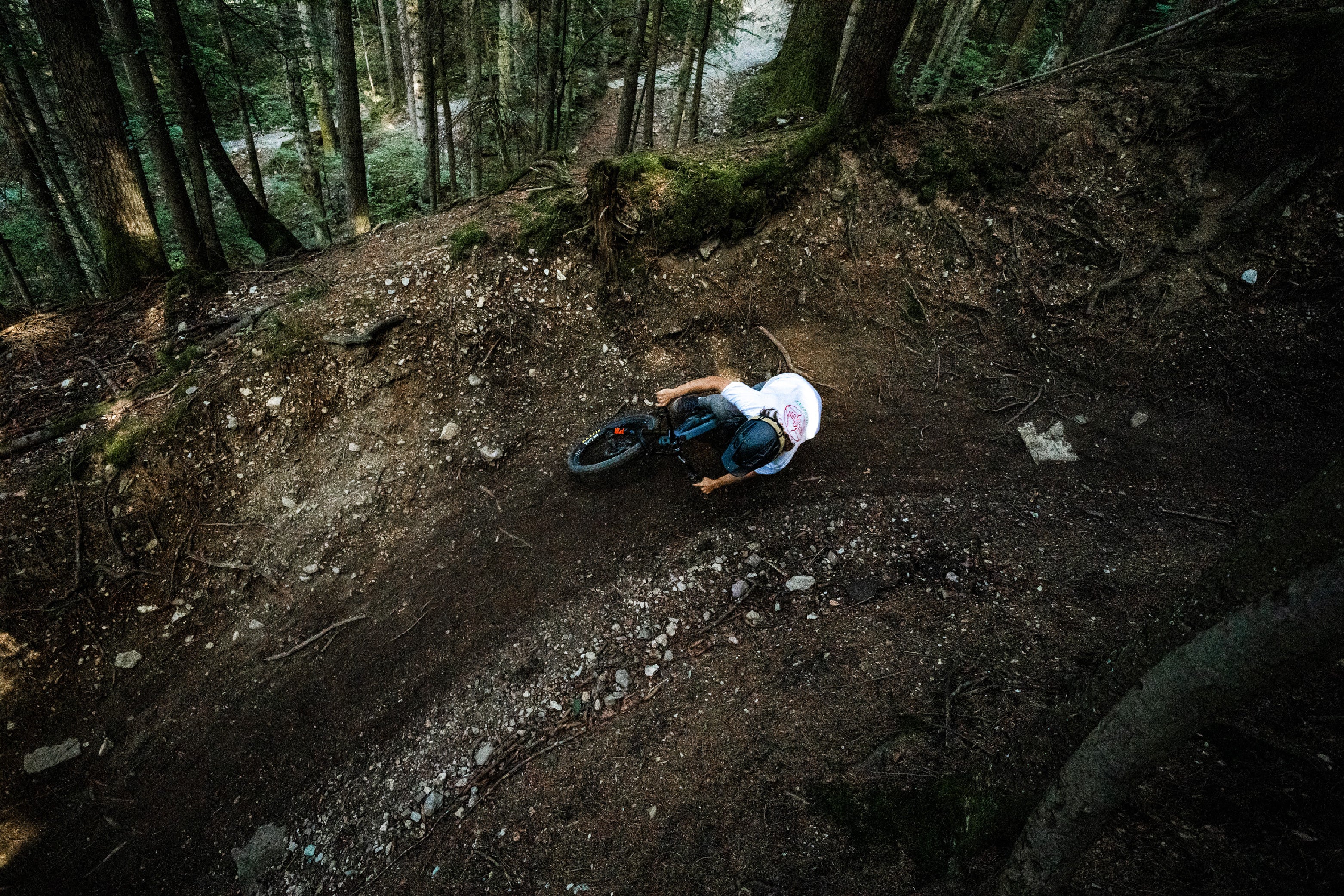 biker mit los hackos mtb wear im bikepark