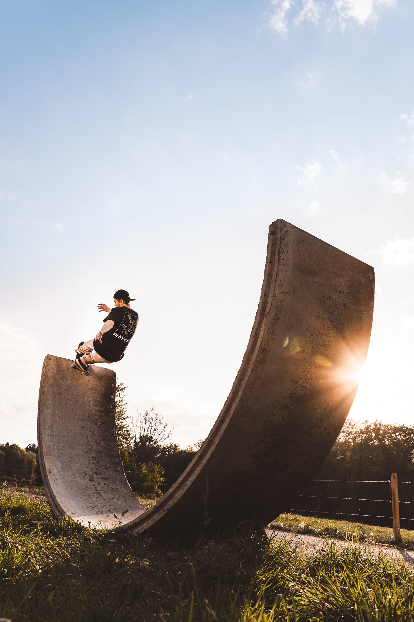 skater mit skate kleidung shotung t-shirt im skatepark