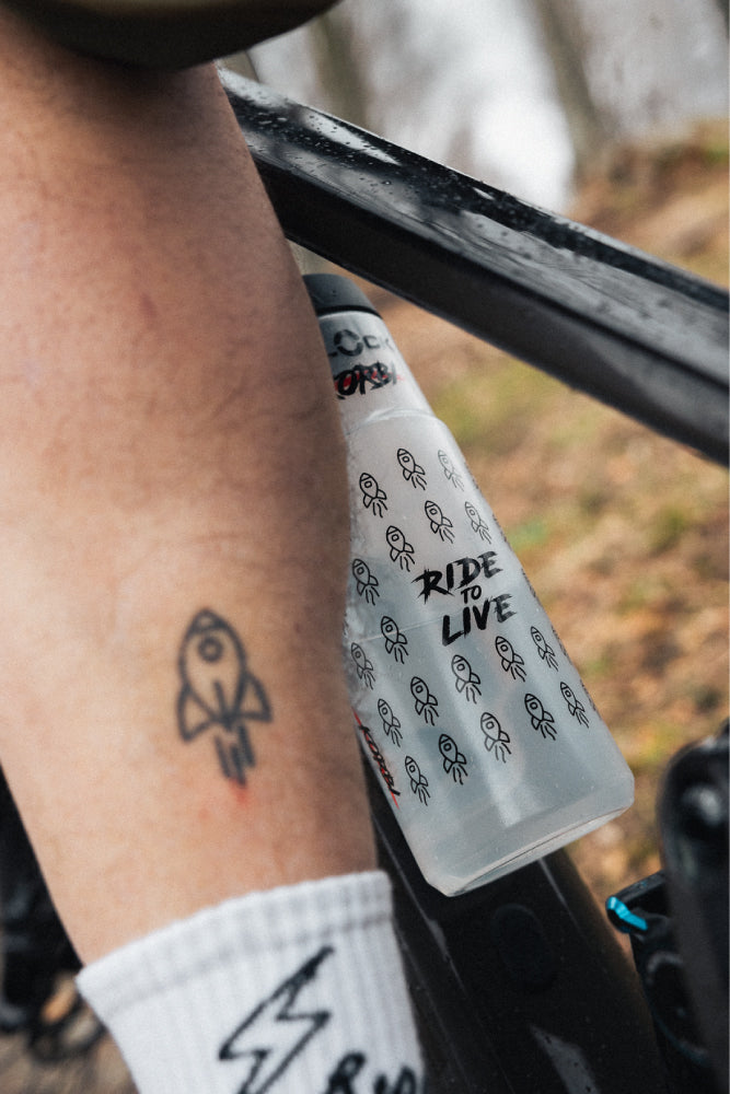 Korbinian Engstler mit seiner Trinkflasche von Fidlock an seinem Ghost Bike